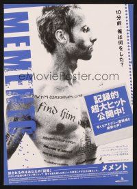 3t857 MEMENTO blue style Japanese 7.25x10.25 '01 Christopher Nolan, close up of Guy Pearce!