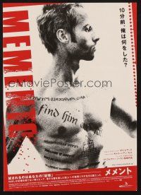 3t858 MEMENTO red style Japanese 7.25x10.25 '01 Christopher Nolan, close up of Guy Pearce!