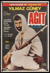 3x045 AGIT Turkish '72 great image of tough guy Yilmaz Guney w/guns!