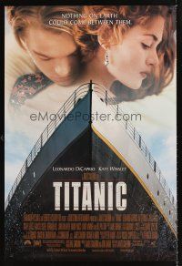 3y820 TITANIC 1sh '97 great romantic image of Leonardo DiCaprio & Kate Winslet, James Cameron