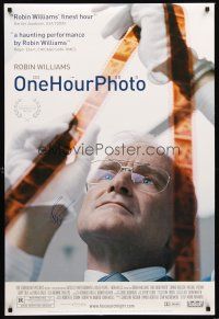 3z295 ONE HOUR PHOTO signed DS 1sh '02 by Robin Williams, who plays a creepy stalker!