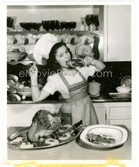 4h622 SHIRLEY TEMPLE candid 8x10 still '41 she isn't taking any chances w/ her Thanksgiving turkey!