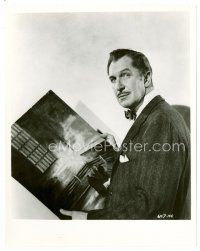 4h726 VINCENT PRICE 8x10 still '62 great close up holding painting from Convicts Four!