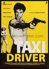 4y326 TAXI DRIVER German R06 great image of Robert De Niro with gun, directed by Martin Scorsese!