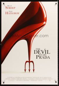 5k180 DEVIL WEARS PRADA style B DS 1sh '06 Meryl Streep & Anne Hathaway, cool shoe!