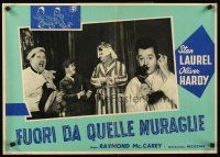 5t274 FUORIA DA QUELLE MURAGLIE Italian photobusta R58 wacky Stan Laurel & Oliver Hardy!