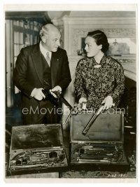 6c168 CECIL B. DEMILLE candid 7.5x10 still '30s showing lots of cool guns to his daughter Katherine!