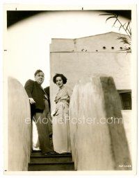 6c175 CHARLES LAUGHTON/ELSA LANCHESTER candid 8x10 key book still '34 the couple at their home!