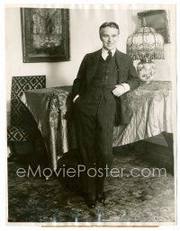 6c179 CHARLIE CHAPLIN 6.5x8.5 news photo '30s cool full-length portrait in fancy clothes!