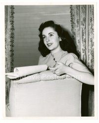 6c216 CYNTHIA candid 8x10 still '47 Elizabeth Taylor learning her lines, The Rich, Full Life!