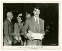 6c484 LOST WEEKEND 8x10 still '45 alcoholic Ray Milland in hotel lobby with gift box!