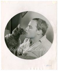 6c511 MARLON BRANDO 8x10 still '52 cool image of young Brando kissing his cat!