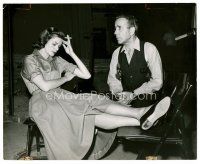 6c607 PETRIFIED FOREST candid TV 8x10 still '55 Humphrey Bogart & Lauren Bacall relax on the set!
