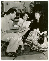 6c839 ZAZA candid 7.5x9.5 still '39 Lenore Ulric visits Claudette Colber & George Cukor on set!