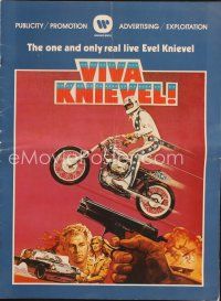 6h472 VIVA KNIEVEL pressbook '77 best artwork of the greatest daredevil jumping his motorcycle!