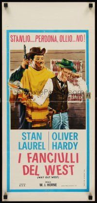 6k116 WAY OUT WEST Italian locandina R50s wacky artwork from Laurel & Hardy classic!