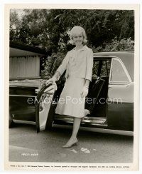 6r191 DORIS DAY 8.25x10 still '63 full-length smiling by cool car from The Thrill of It All!