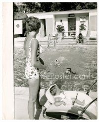6r339 JANET LEIGH/TONY CURTIS candid 8x10 still '60s in swimsuits w/all 3 kids in pool by Schiller!