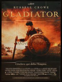 7k433 GLADIATOR French 1p '00 close up of kneeling Russell Crowe, directed by Ridley Scott!