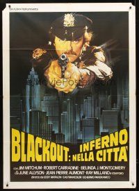 7k128 BLACKOUT Italian 1p '78 artwork of cop Jim Mitchum looming over big city!