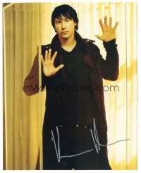 7t689 KEANU REEVES signed color 8x10 REPRO still '00s full-length portrait behind glass door!