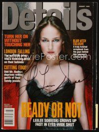 7t180 LEELEE SOBIESKI signed magazine August 1999 on the cover of Details!
