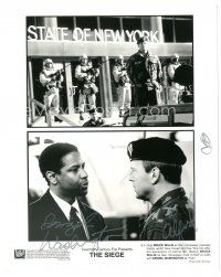 7t274 DENZEL WASHINGTON signed 8x10 still '98 with Bruce Willis in a scene from The Siege!