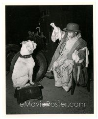 7t346 MARGARET O'BRIEN signed candid 8x10 still '44 playing with dog from Meet Me in St. Louis!