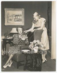 7w450 JOAN FONTAINE 7.25x9 news photo '40s great image at home w/mother Lilian Fontaine!