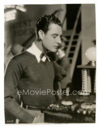 7w086 JOHN GILBERT candid 7.25x9.5 still '27 great close up making hamburgers in Twleve Miles Out!