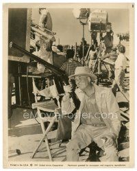7w087 JOHN HUSTON candid 8x10 still '60 great image of the director on Misfits set with shotgun