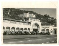 7w704 THELMA TODD 6.5x8.5 news photo '35 cool photo of Todd's sidewalk cafe in Santa Monica!