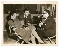 7w118 UNDERCURRENT candid 8x10 still '46 George Cukor visits Kate Hepburn & Robert Taylor on set!
