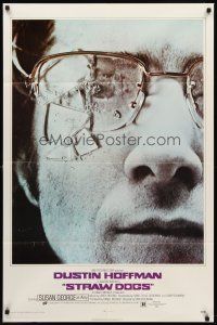 8c736 STRAW DOGS 1sh '72 directed by Sam Peckinpah, c/u of Dustin Hoffman with broken glasses!