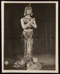 8d378 CLEOPATRA deluxe German 9x11 still '34 Cecil B. DeMille classic, sexy woman in Egyptian outfit