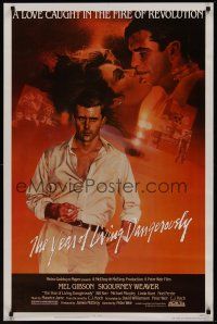 8e826 YEAR OF LIVING DANGEROUSLY 1sh '82 Peter Weir, great artwork of Mel Gibson by Stapleton!