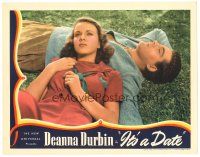 8f589 IT'S A DATE LC '40 close up of young lovers Deanna Durbin & Lewis Howard laying on ground!