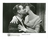8f136 SOLDIER OF FORTUNE TV 8x10 still R89 romantic c/u of Clark Gable kissing sexy Susan Hayward!