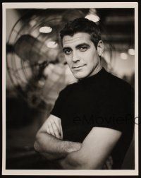 8g223 GEORGE CLOONEY 2 deluxe 11x14 stills '90s close up & leaning on a chair and smiling!