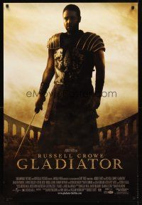 8h276 GLADIATOR DS 1sh '00 Ridley Scott, cool image of Russell Crowe in the Coliseum!