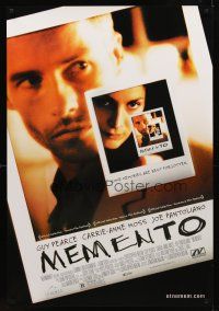 8h462 MEMENTO 1sh '01 Christopher Nolan, great Polaroid images of Guy Pearce & Carrie-Anne Moss!