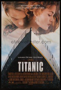 8h714 TITANIC 1sh '97 great romantic image of Leonardo DiCaprio & Kate Winslet!