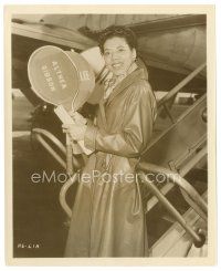 8j028 ALTHEA GIBSON 8x10 still '59 boarding a plane with rackets while making The Horse Soldiers!