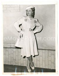 8j123 BRING ON THE GIRLS 6x8 news photo '44 Veronica Lake in cool outfit with war effort hairdo!