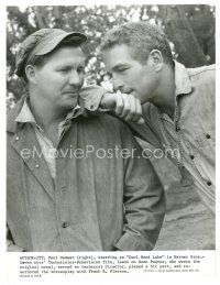 8j197 COOL HAND LUKE candid 7.5x9.75 still '67 cool image of Paul Newman w/author Donn Pearce!