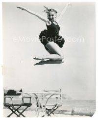 8j664 MITZI GAYNOR 7.5x9.5 news photo '52 great image gracefully leaping high in the air!