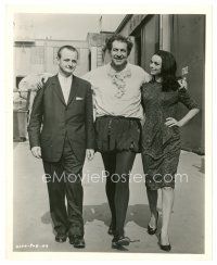 8j746 PIT & THE PENDULUM candid 8x10 still '61 Vincent Price with Barbara Steele & James Nicholson!