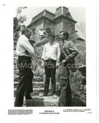 8j756 PSYCHO II candid 8x10 still '83 director Richard Franklin between Loggia & Anthony Perkins!