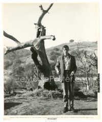 8j755 PSYCHO candid 7.75x9.25 still '60 Anthony Perkins standing outside by cool tree, Hitchcock!