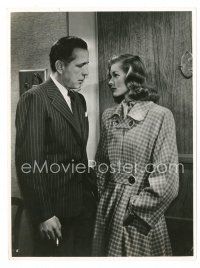 8j217 DARK PASSAGE German 6.75x9 news photo '47 full-length Humphrey Bogart & sexy Lauren Bacall!